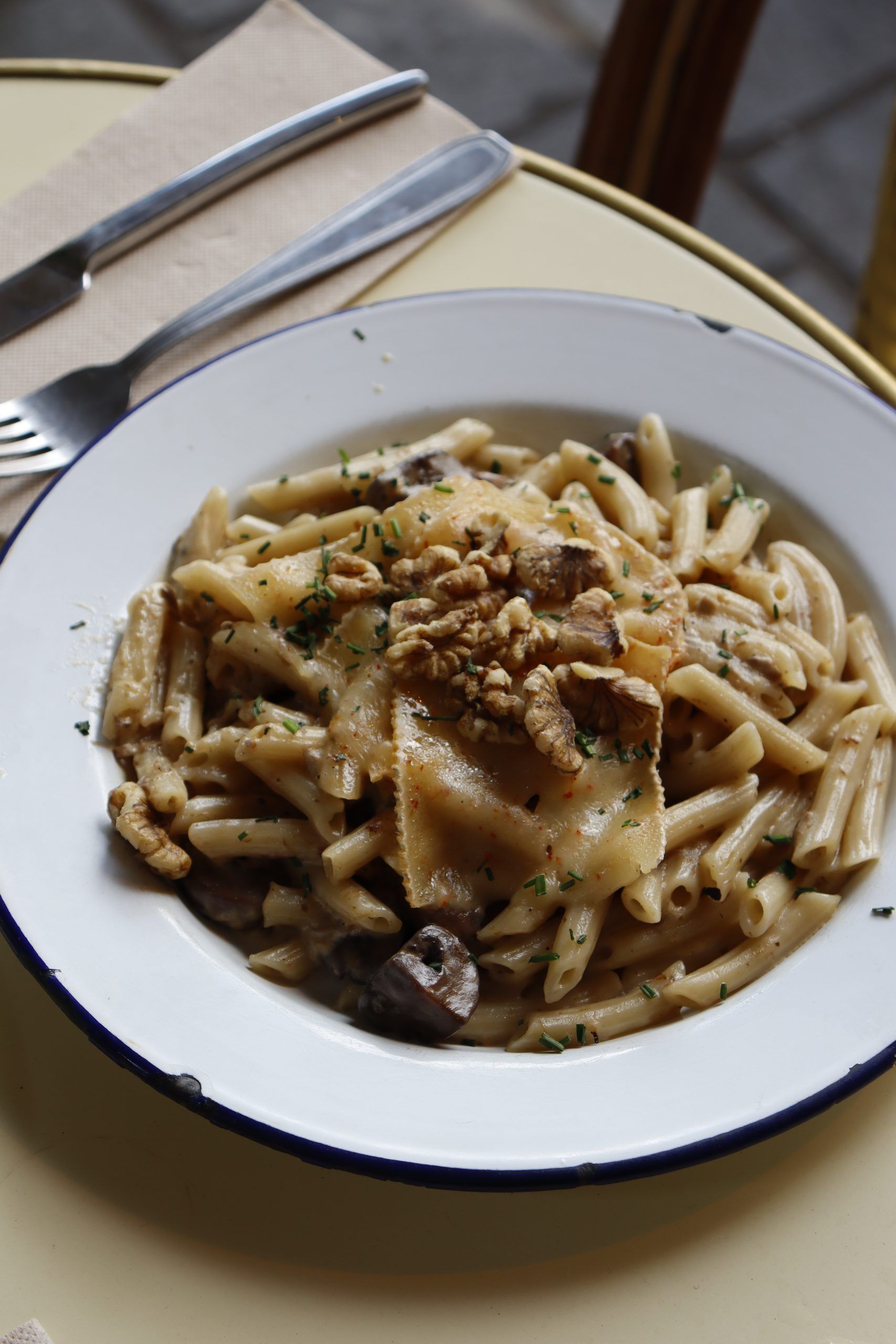 Nominettes à la crème, champignons rôtis et noix concassées